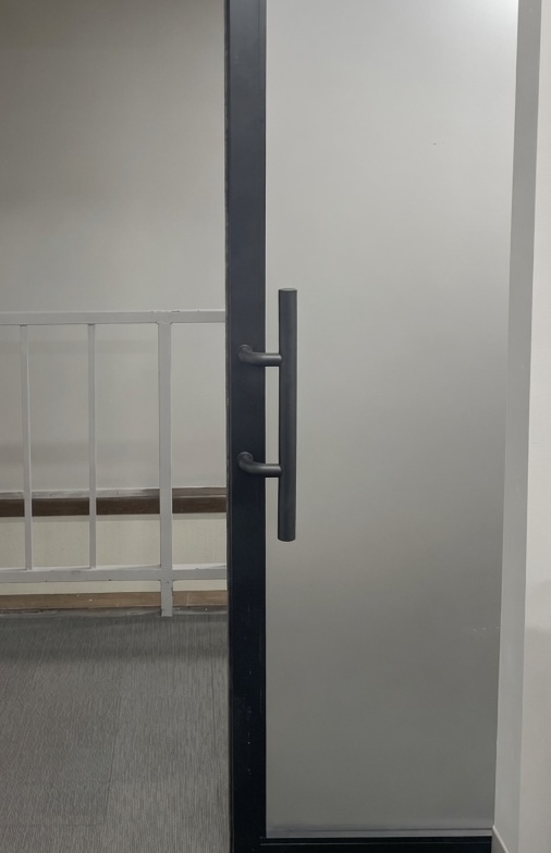 18 inch ladder handle on a glass door